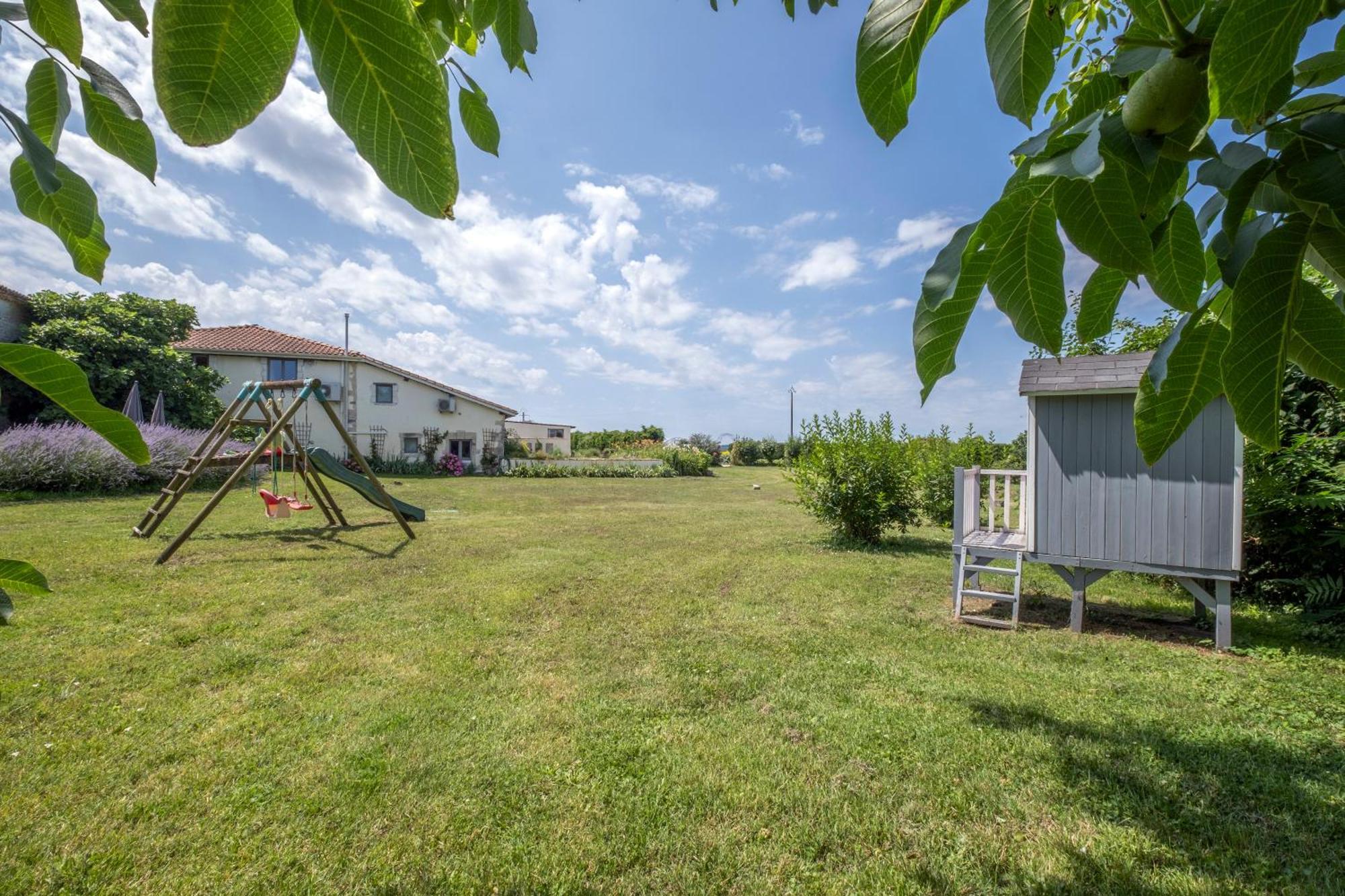 Domaine Chez Les Rois Bed and Breakfast Berneuil  Esterno foto
